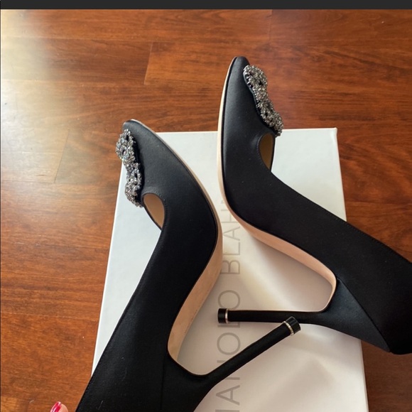 Manolo Blahnik
Hangisi 115mm Satin Crystal-Toe Pump- NEVER Worn! - Picture 3 of 5